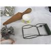 Image 4 : Lot of Kitchen Items Including Cookie Cutters