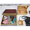 Image 2 : Collection of costume jewelry, jewelry boxes and coin/card purses