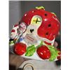 Image 4 : Vintage 1980 Strawberry Shortcake Lighted Ceramic S" Christmas House