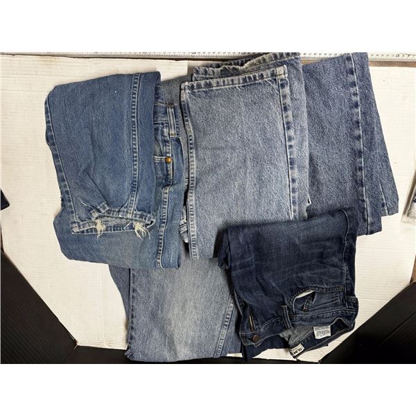Lot of 5 Jeans.