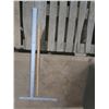 Image 1 : heavy duty square-T and a meter stick