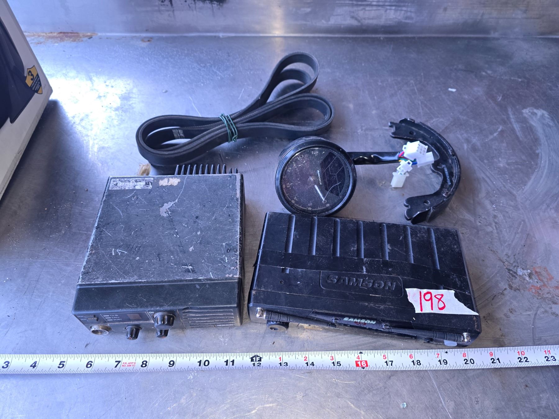 Vehicle items - CB radio, car deck, RPM gauge, etc. - Schmalz Auctions