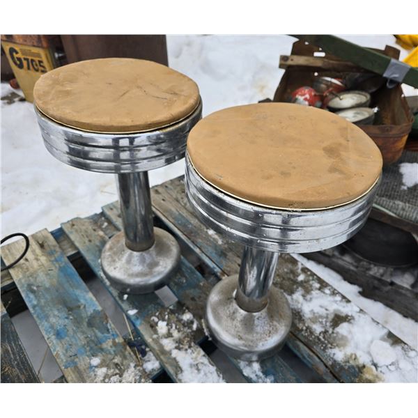2 Vintage stools