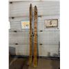 Image 5 : Vintage Skis.