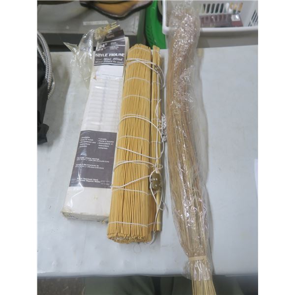 2 blinds and straw décor