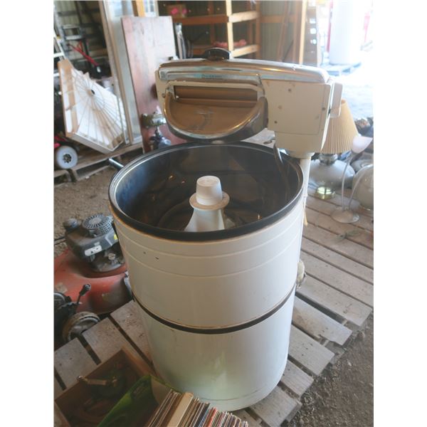 vintage GSW spiralator washing machine with ringer