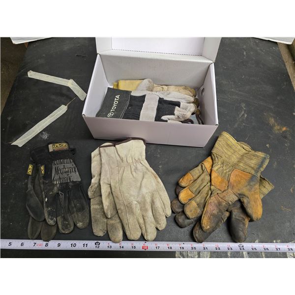 Box of work gloves - assorted