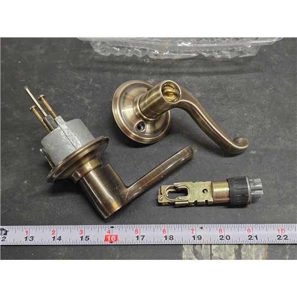Lever style door knob set - no keys