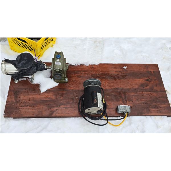 Meat grinder, c/w motor and gear reducer - complete