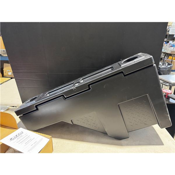 DEE 95P (PLASTIC WHEEL WELL TOOL BOX)