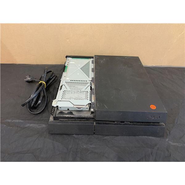 Playstation 4 PS4 Turns On - Model CUH-1115A