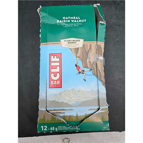 Clif Bar Oatmeal Raisin Walnut Energy Bars-Organic Plant Based (12 x 68g)