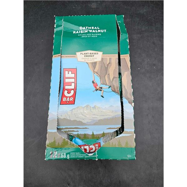 Clif Oatmeal Raisin Walnut-Organic Plant Based Energy Bars (12 x 68g)
