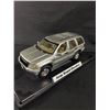 Image 1 : 1:18 Scale Motormax Jeep Grand Cherokee on Stand Diecast Metal Collector Car
