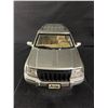 Image 2 : 1:18 Scale Motormax Jeep Grand Cherokee on Stand Diecast Metal Collector Car