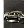 Image 4 : 1:18 Scale Motormax Jeep Grand Cherokee on Stand Diecast Metal Collector Car