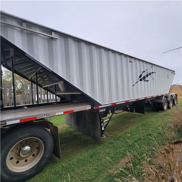 2013 Lode King tridem grain trailer, 45 ft, 2- compartment, air ride, c/w Michels elec. roll tarp, v