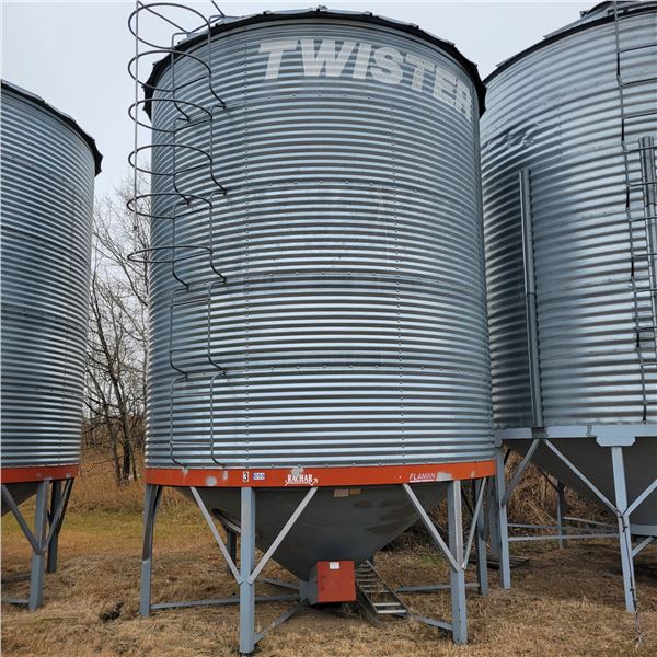 IMPORTANT NOTE: This bin has approx. 1-ring of spoiled grain, Twister 5-Ring hopper btm c/w ladder &