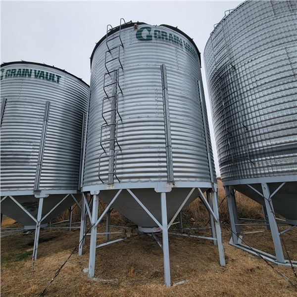 Grain Vault 6-Ring hopper btm c/w ladder & opener, double skid, Small dent on SW top side, 3500 Bu. 