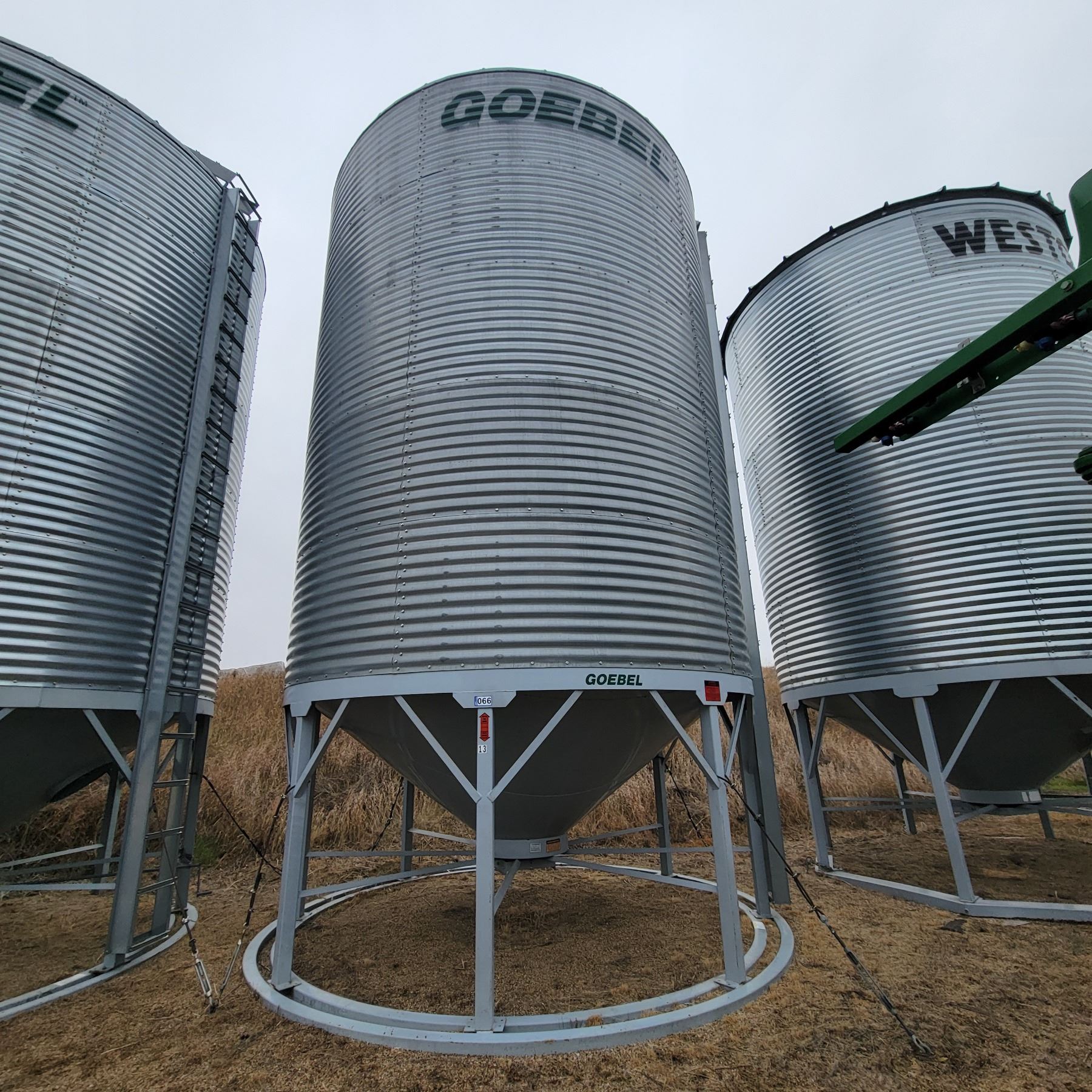 Shell Ring Hopper Goebel 5-Ring hopper btm c/w ladder & opener, double skid, 3500 Bu