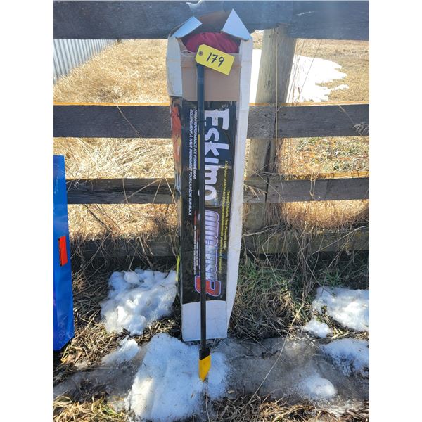 Portable 3-person fishing shelter & ice bar