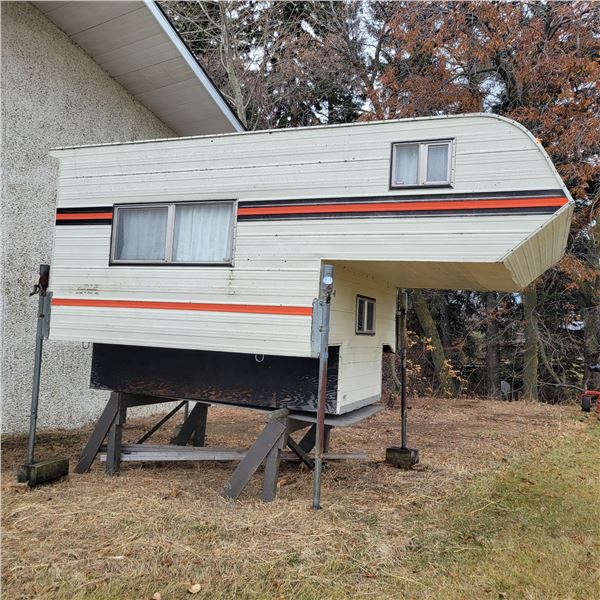 Very clean Approx. 1984, Sun Camper SN. K493, weighs 1350 lbs c/w hyd. Jacks, no key