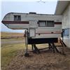 Image 4 : Very clean Approx. 1984, Sun Camper SN. K493, weighs 1350 lbs c/w hyd. Jacks, no key