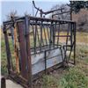 Image 4 : Portable cattle squeeze c/w head gate
