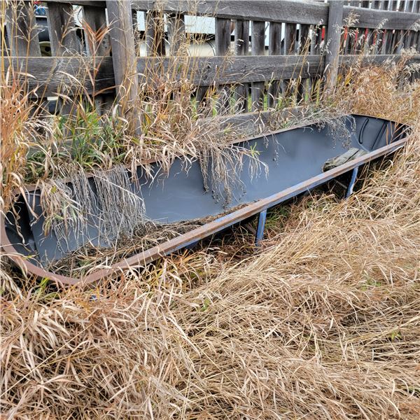 Metal framed black feeder (K)