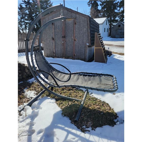 Swinging lounge chair