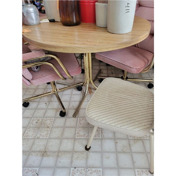 Round table, 4- chairs, small x-mas tree, buckets & wooden shelf