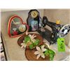 Image 1 : Singer sewing machine, 2- wall decors, heart clock & deer clock