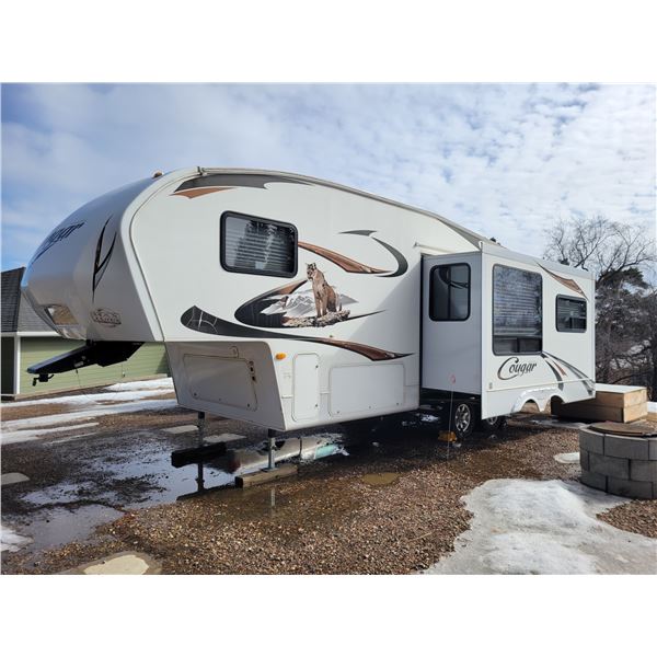 2011 Cougar 27 ft. Fifth Wheel c/w 1 slide, winter package, orig. owner, has been used very little,