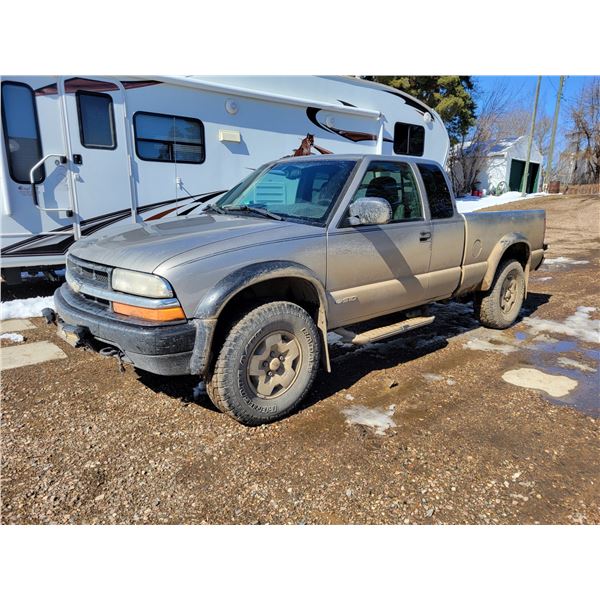 2001 Chev S10 4x4, V6 Auto, 128,410 km at time of listing, one owner, SN. 1GCCT19W518137617, small d