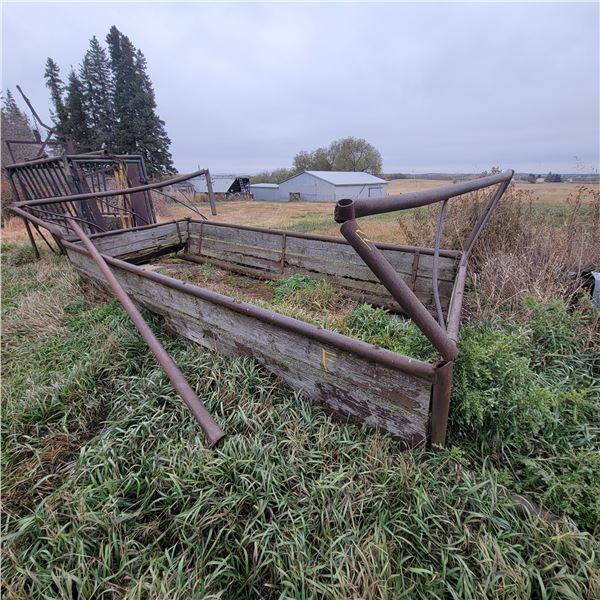 Metal bale feeder, needs repair (F)