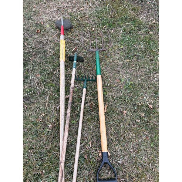Fork, rake & 2- hoes