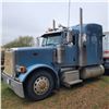 Image 2 : 2005 Blue Peterbilt, cat C15, 475 Hp, 13 spd, showing 472,852 Kms, sleeper, 11R22.5 tires, sliding 5