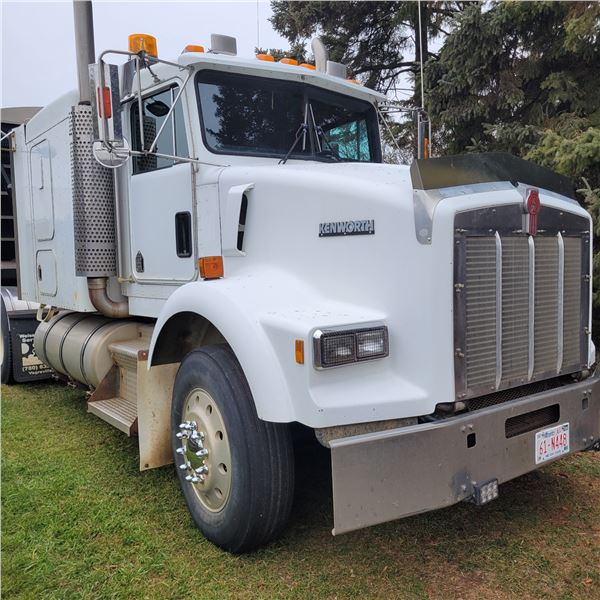 1992 Kenworth 800, Detroit 60 series, 15 spd trans, showing 768,615 km, sleeper, 11R24.5 tires,  mtd