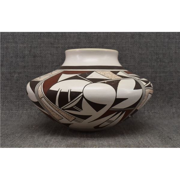 HOPI POTTERY VASE ( NAVASIE)