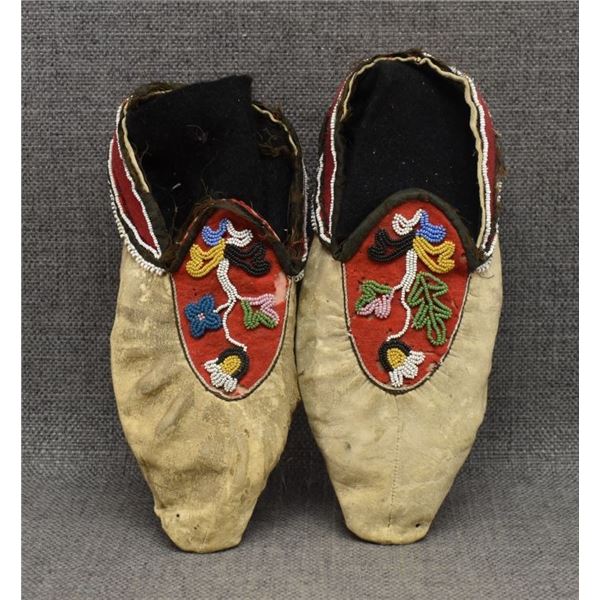 IROQUOIS MOCCASINS