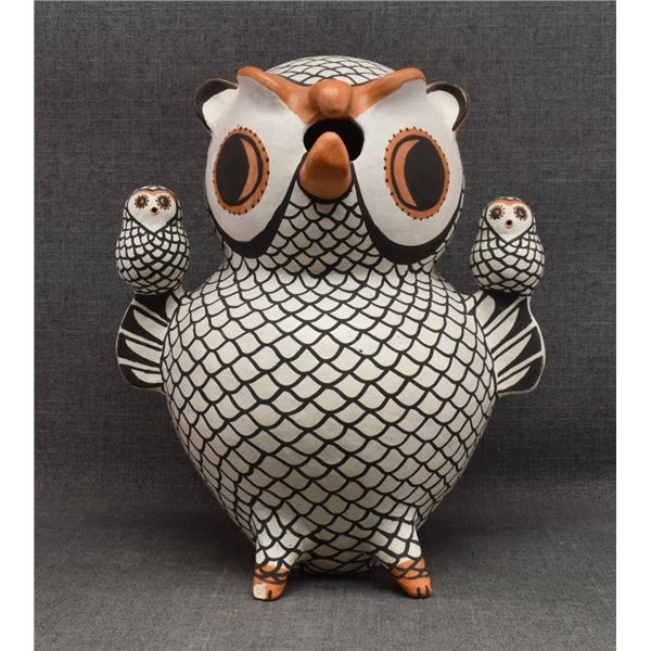 ACOMA POTTERY OWL ( HILDA ANTONIO)