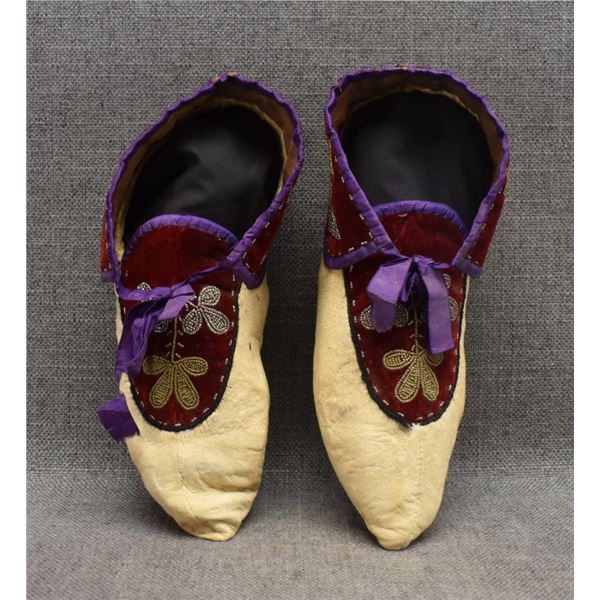IROQUOIS MOCCASINS