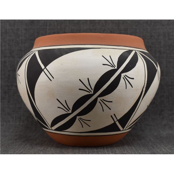 ACOMA POTTERY VASE (H. M.)