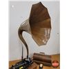 Image 8 : Edison Home Cylinder Phonograph : Model D w/Cylinder Record (Oak Cabinet) (c.1909) (Oak Pattern Cygn