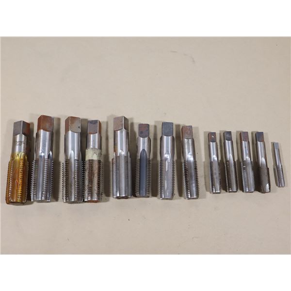 LOT DE 13 TAPS ASST
