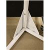 Image 2 : LEAF CHAIR STAND (2mcx)