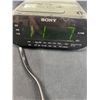 Image 2 : Wall Clock & Sony Clock/Radio/Alarm