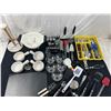 Image 1 : Assorted Kitchen Items