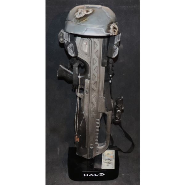 HALO HELMET PULSE RIFLE AND DOG TAGS SCREEN USED DISPLAY