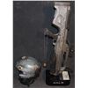 Image 2 : HALO HELMET PULSE RIFLE AND DOG TAGS SCREEN USED DISPLAY